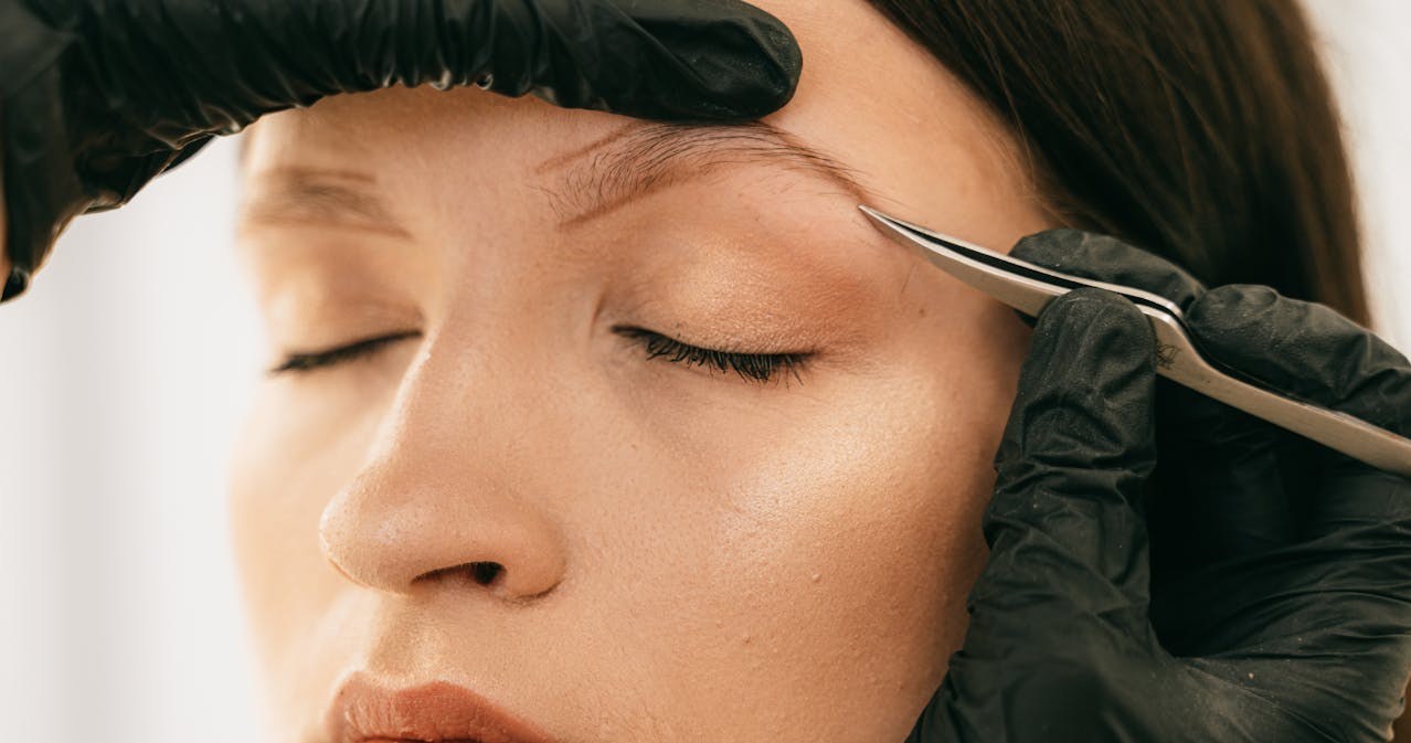 Naturalny efekt zaczyna się od pielęgnacji i nadania kształtu brwiom /pexels.com