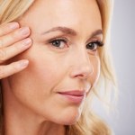 Naturalny lifting bez drogich kosmetyków i zabiegów. Te nawyki odmieniają twarz