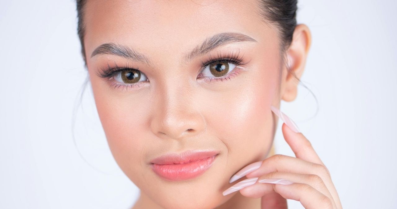 Naturalny makijaż twarzy uzyskany dzięki azjatyckiemu podkładowi w gąbce /Marvin Malmis Ponce /pexels.com