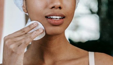 Naturalny płyn do demakijażu, który nie podrażnia. Potrzebujesz tylko olej i wodę