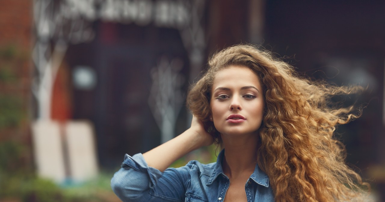 Naturalny skręt włosów po zastosowaniu metody plopping /123RF/PICSEL