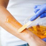 Naturalny sposób na gładką skórę. Jak zrobić i stosować pastę cukrową do depilacji?