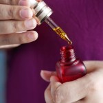 Naturalny sposób na łamliwe paznokcie. Wcieraj olej za grosze i ciesz się efektem