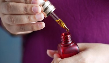 Naturalny sposób na łamliwe paznokcie. Wcieraj olej za grosze i ciesz się efektem