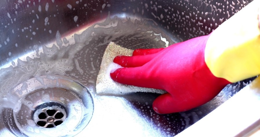 Naturalny sposób na zatkany zlew i nieprzyjemny zapach z odpływu. Weź cynamon i inną popularną przyprawę, by zażegnać ten problem /123RF/PICSEL