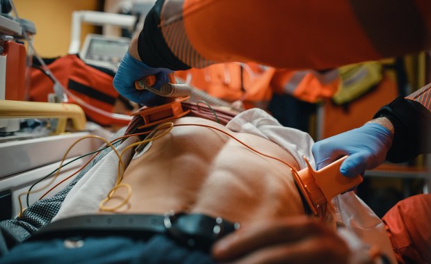 Natychmiastowa defibrylacja szansą na przeżycie. Nie bądź obojętny!