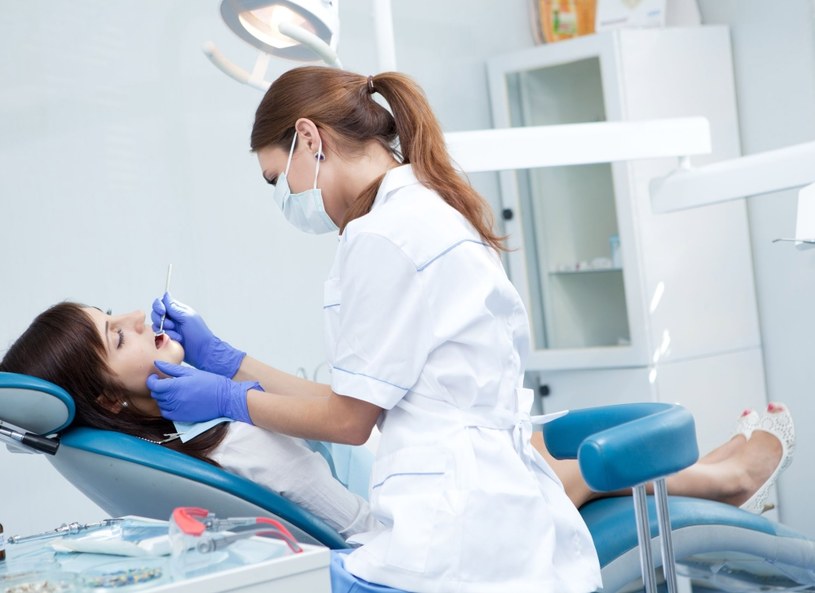 Natychmiastowy efekt osiągany na fotelu dentystycznym podczas jednej wizyty daje z kolei bonding, czyli czyli zamaskowanie diastemy /123RF/PICSEL