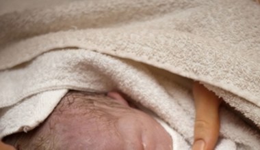 Natychmiastowy kontakt skóra do skóry po porodzie poprawia przeżywalność wcześniaków 
