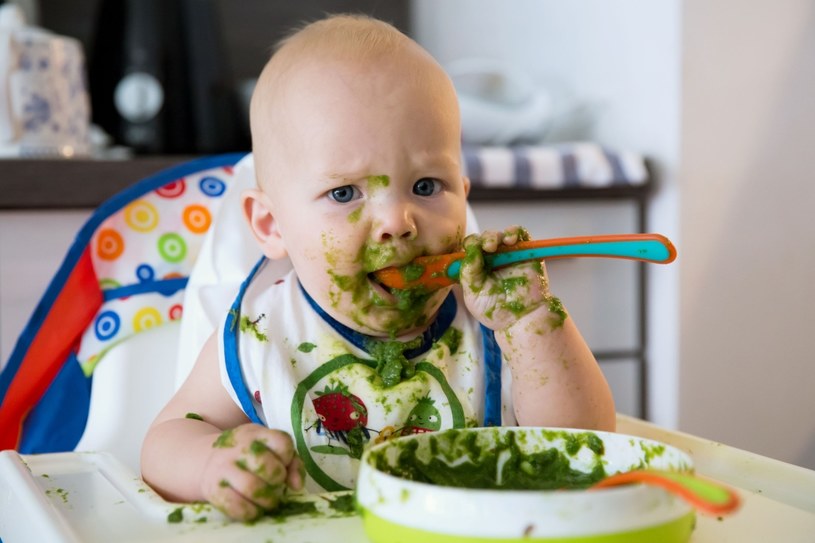 Nauczenie dzieci właściwych nawyków żywieniowych nie jest łatwe /123RF/PICSEL