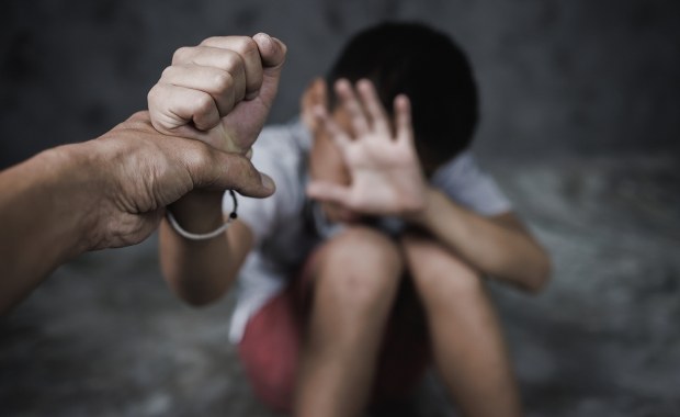 Nauczyciel miał podać dziecku narkotyki w zamian za intymne spotkanie