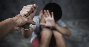 Nauczyciel miał podać dziecku narkotyki w zamian za intymne spotkania