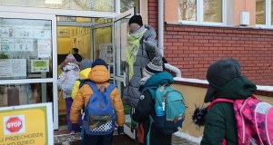 "Nauczyciel wyzywał syna". Matka ucznia zabiera głos po szarpaninie w głogowskiej szkole