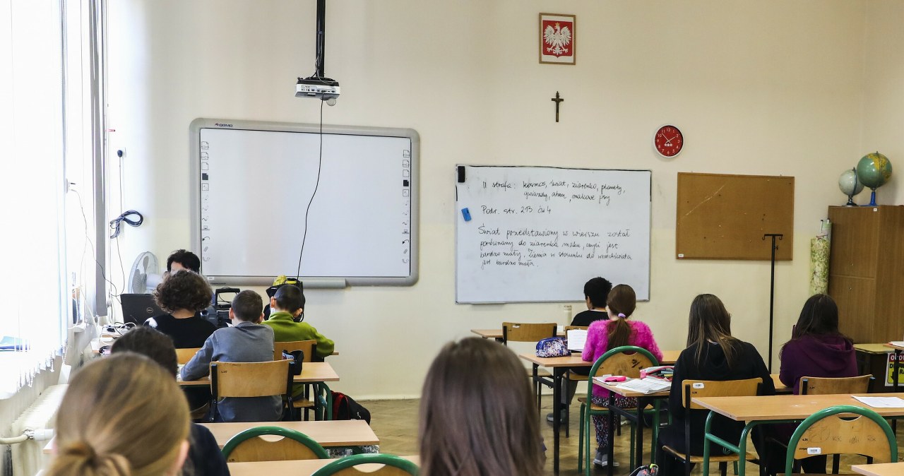 Nauczyciele często na własną rękę muszą szukać wiedzy i informacji na temat postępowania z uczniami-uchodźcami /Beata Zawrzel /East News