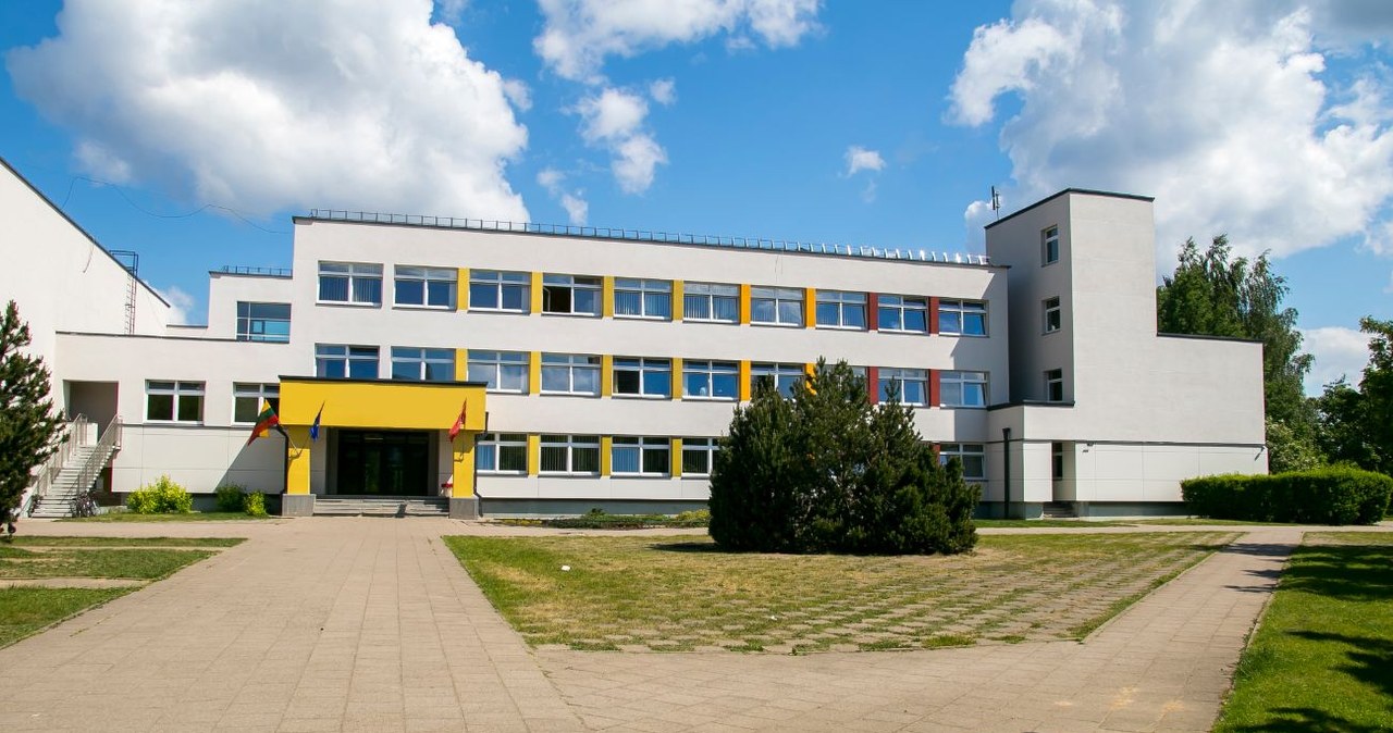 Nauczyciele masowo odwołują wycieczki szkolne /Saulius Barasa /Canva Pro