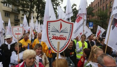 Nauczyciele protestują przed siedzibą MEN