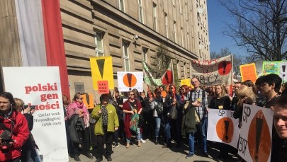 Nauczyciele przed MEN. „Nikt nie dostrzega naszego strajku”