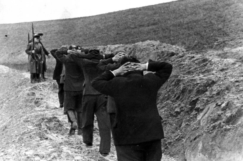Nauczyciele w Dolinie Śmierci. Zdjęcie z 1 listopada 1939 r. Fot. Archiwum prywatne Marka Bielińskiego /