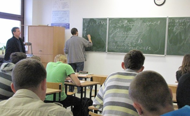 Nauczyciele zmieniają pracę. "Nawet na niższych stanowiskach mogą zarobić więcej"