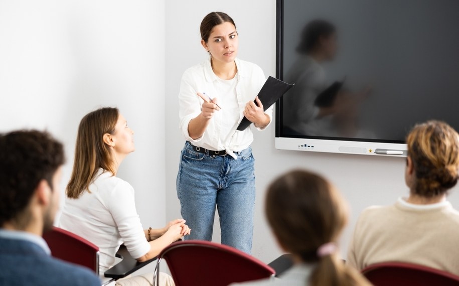 Nauczyciele funkcjonariuszami publicznymi? Sceptycznie przyjęta propozycja