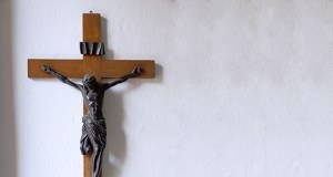 Nauczycielka wyrzuciła krzyż do kosza? Wójt kieruje sprawę do prokuratury