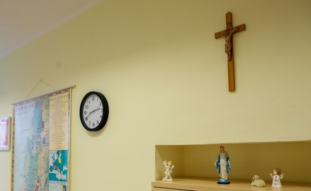 Nauczycielka wyrzuciła krzyż do kosza? Wójt kieruje sprawę do prokuratury