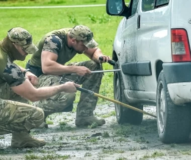 Nauczycielka znalazła pod autem "tykający" pakunek. Ewakuowano kilkaset osób