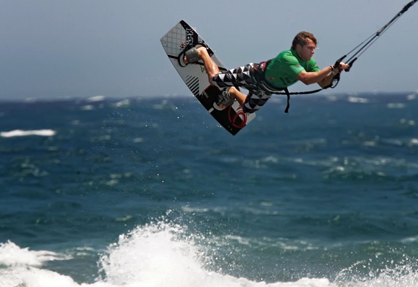 Nauka kitesurfingu wcale nie jest trudna. Każdy może polatać nad falami /AFP