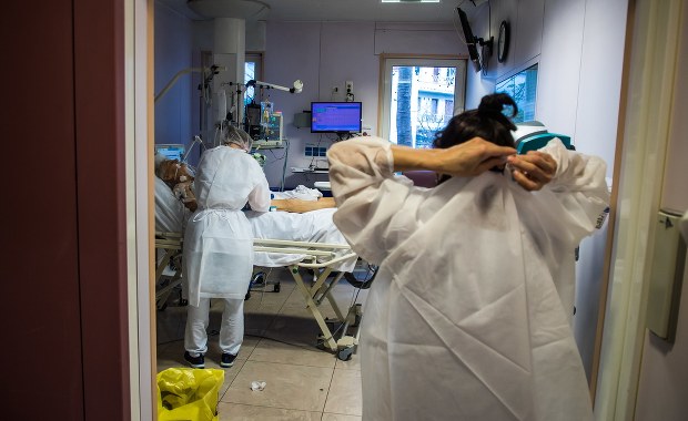 Nauka zdalna a braki kadrowe w szpitalach: "Albo dyżur, albo opieka nad dzieckiem" 