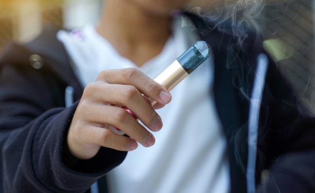 Naukowcy: E-papierosy mogą być dla młodzieży furtką do uzależnień i problemów zdrowotnych