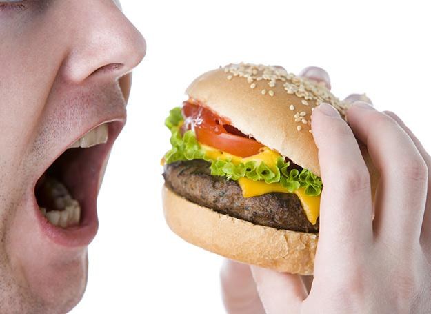 Naukowcy już wiedzą, dlaczego tak lubimy hamburgery /&copy; Panthermedia