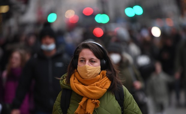 Naukowcy: Mniejsze ryzyko hospitalizacji po zakażeniu Omikronem niż Deltą