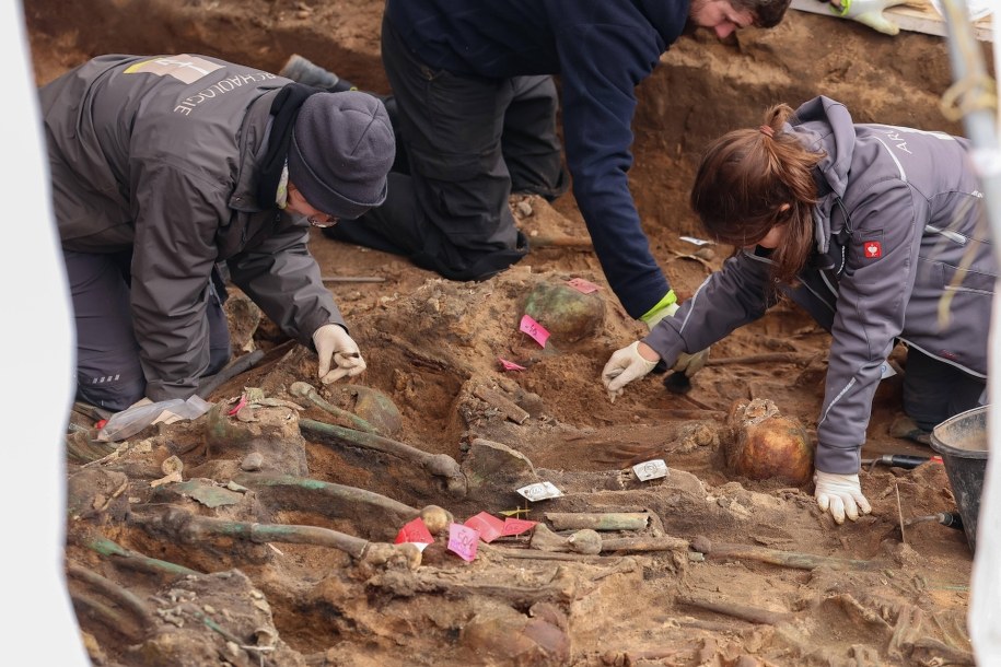Naukowcy na stanowisku archeologicznym w Norymberdze /Daniel Löb /PAP/DPA