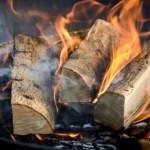 Naukowcy nie mają wątpliwości. Paląc drewnem, narażasz dzieci