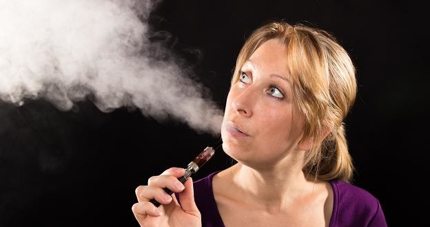 Naukowcy obalają mity na temat e-papierosów... /&copy;123RF/PICSEL