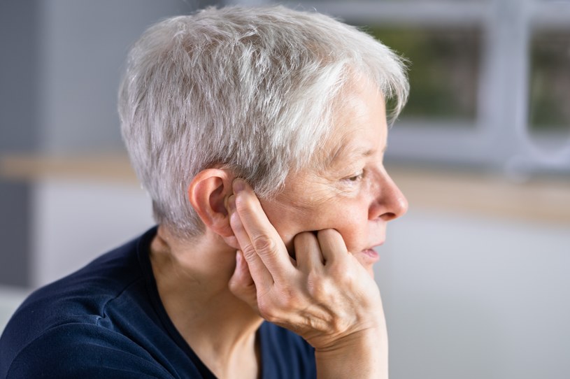 Naukowcy od kilku lat przyglądają się związkowi między problemami ze słuchem a ryzykiem rozwoju demencji /123RF/PICSEL