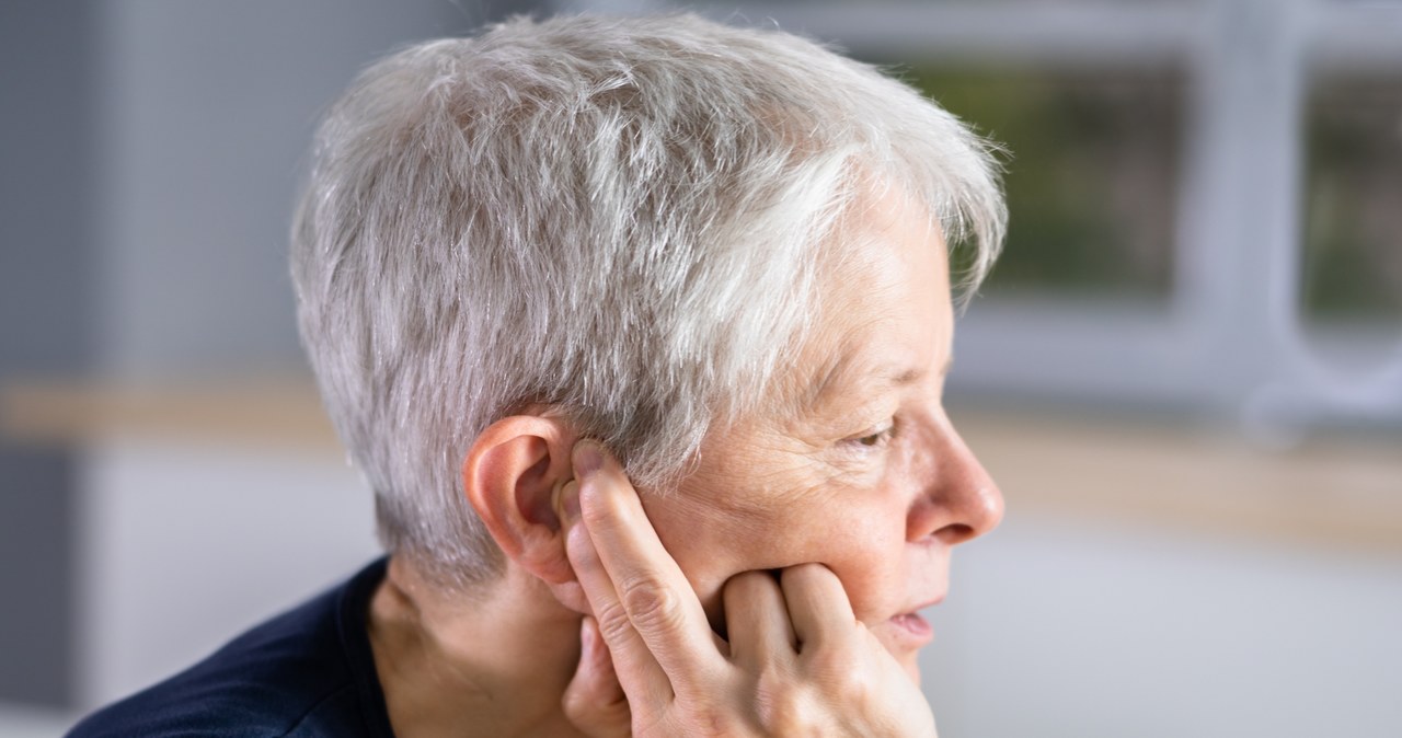 Naukowcy od kilku lat przyglądają się związkowi między problemami ze słuchem a ryzykiem rozwoju demencji /123RF/PICSEL