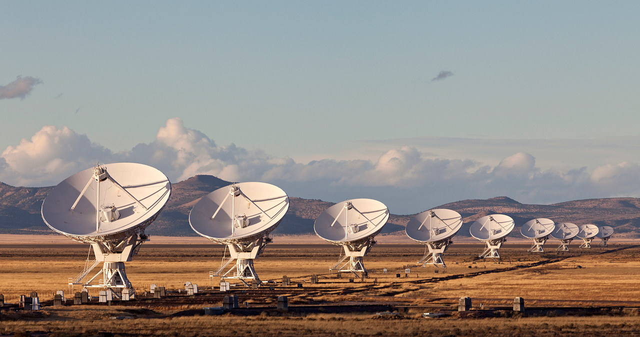 Naukowcy odbierają specyficzne sygnały z centrum Drogi Mlecznej /123RF/PICSEL