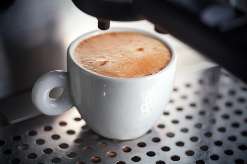 Naukowcy odkryli kilka nieznanych dotąd korzyści zdrowotnych płynących z picia kawy /123RF/PICSEL