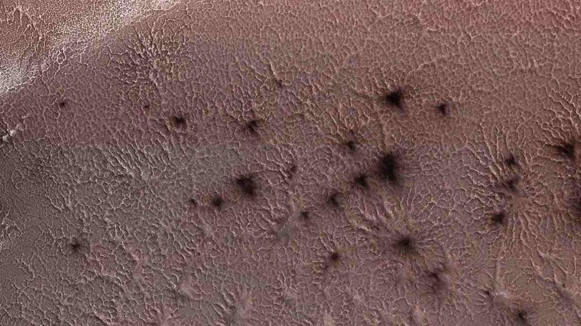 Naukowcy odkryli przyczynę tworzenia się kształtów na Marsie /materiały prasowe