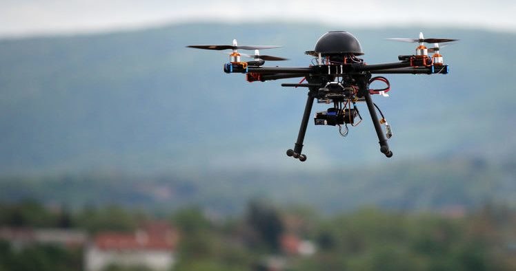 Naukowcy opracowują technologię pozwalającą dronom naprawiać drogi /123RF/PICSEL