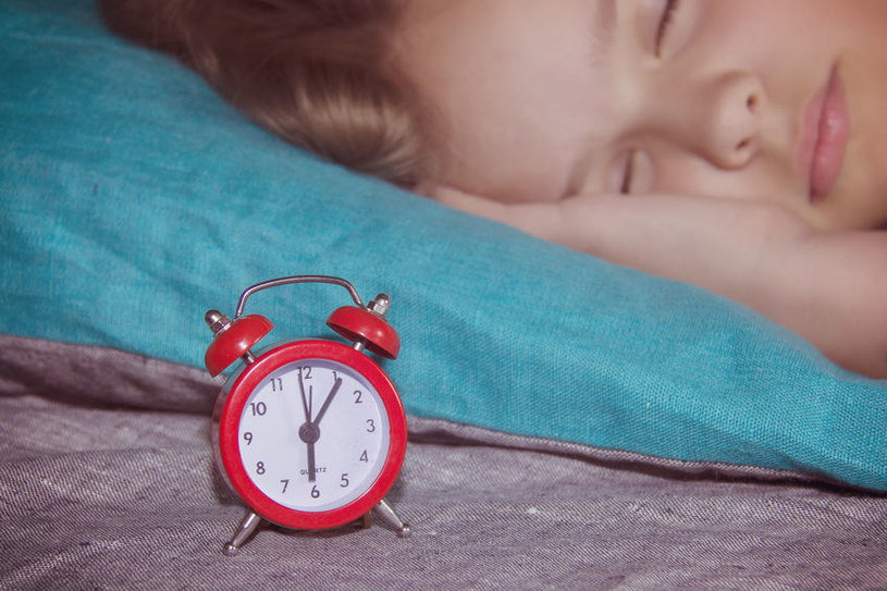 Naukowcy ostrzegają, że ponad połowa młodzieży nie śpi wystarczająco długo /123RF/PICSEL
