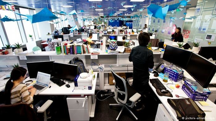 Naukowcy potwierdzają - rozmowy kolegów w biurach typu open space są zabójcze dla koncentracji. /Deutsche Welle