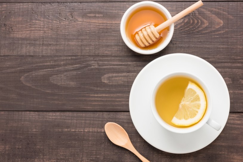 Naukowcy potwierdzają, że w przypadku wystąpienia kaszlu najlepiej wypić herbatę z miodem /123RF/PICSEL