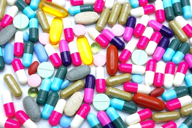 Naukowcy przebadali 18 tys. leków o aktywności przeciwwirusowej. /Shutterstock