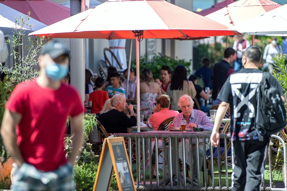 Naukowcy przyglądają się nowej odmianie wariantu Delta koronawirusa /BIANCA DE MARCHI /PAP/EPA