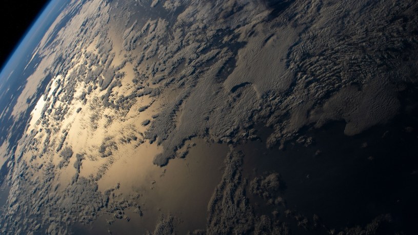 Naukowcy sądzili, że ocieplająca się Ziemia będzie odbijała więcej promieni słonecznych. Ich najnowsze odkrycie to bardzo zła wiadomość /NASA