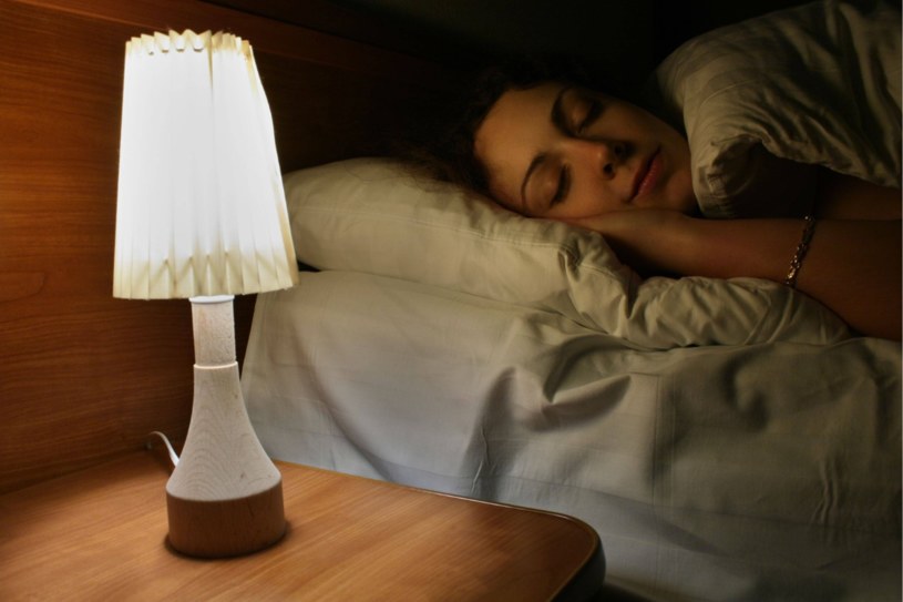 Naukowcy sprawdzili, jak włączone światło podczas snu wpływa na zdrowie /123RF/PICSEL