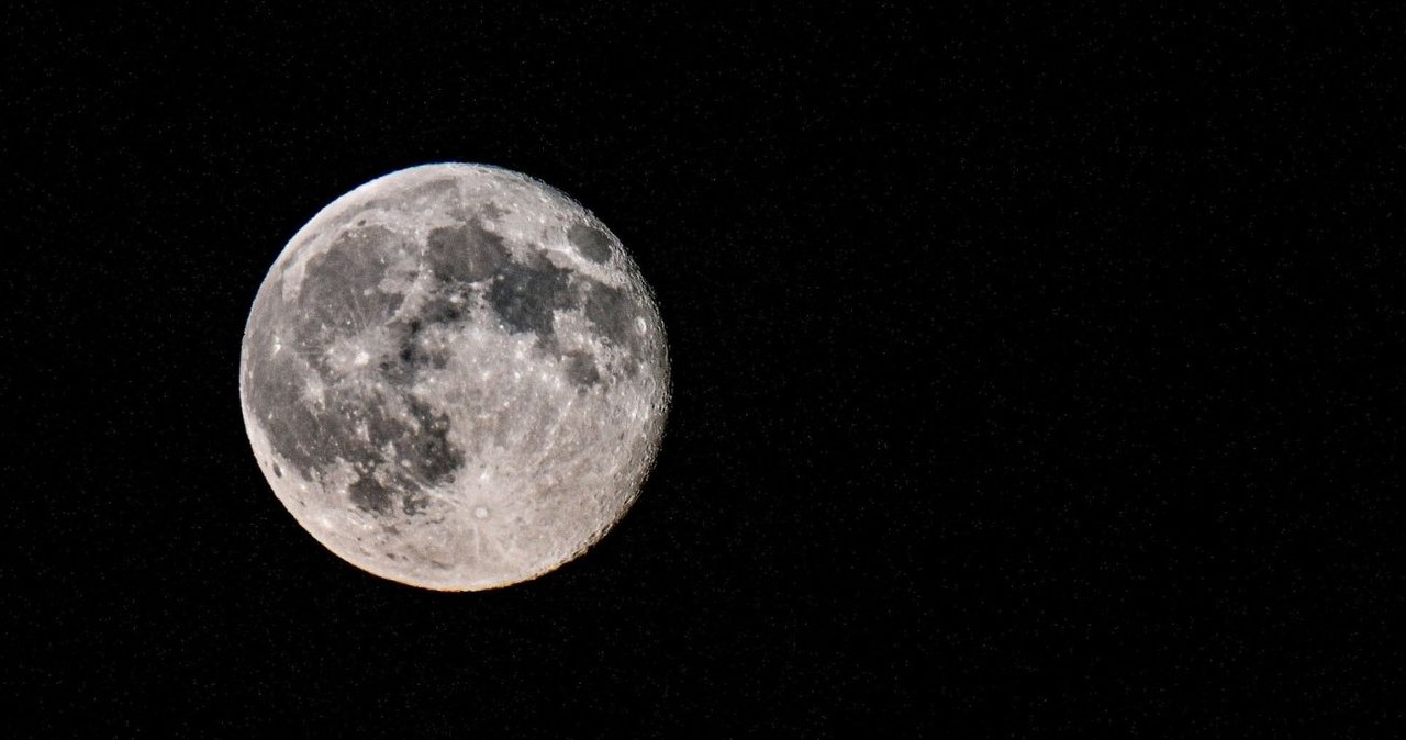 Naukowcy starają się oszacować ryzyko uderzenia asteroidy 2024 YR4 w Księżyc /Pawel Murzyn /East News