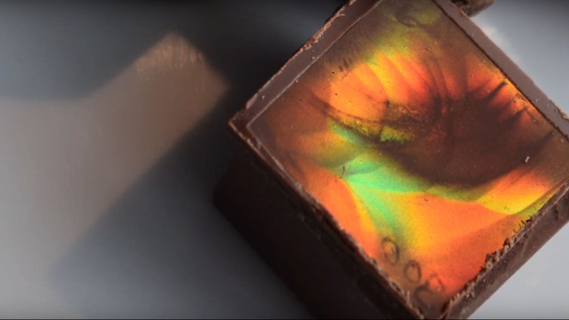 Naukowcy stworzyli pierwszą czekoladę-kameleona świecącą w kolorach tęczy /Geekweek