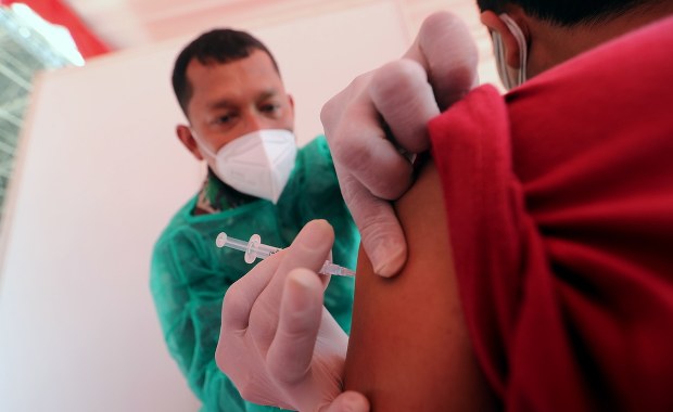 Naukowcy: Szczepionki mRNA przeciw Covid-19 mogą zapewniać odporność na lata